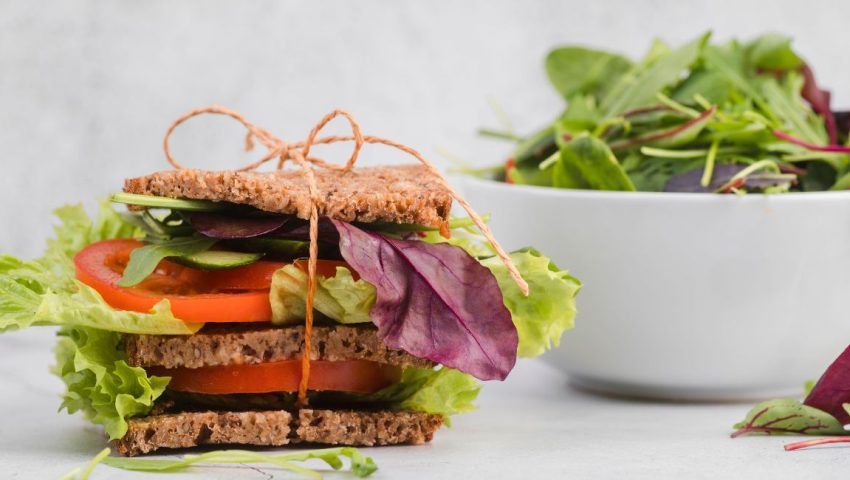 Immagine di un panino e di una ciotola di insalata, tra i panini e le insalate di tendenza 2025