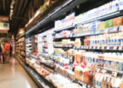 Banco frigo supermercato con prodotti alimentari della GDO, crescita delle private label e trasformazione del mercato alimentare