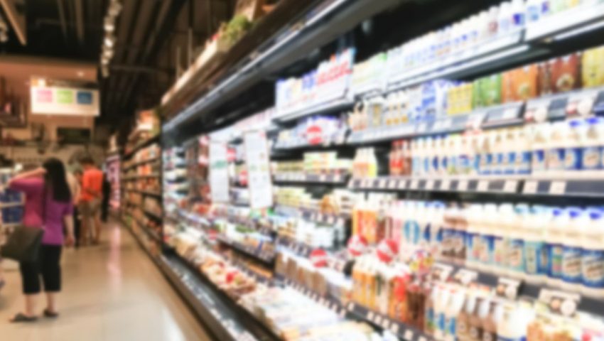Banco frigo supermercato con prodotti alimentari della GDO, crescita delle private label e trasformazione del mercato alimentare